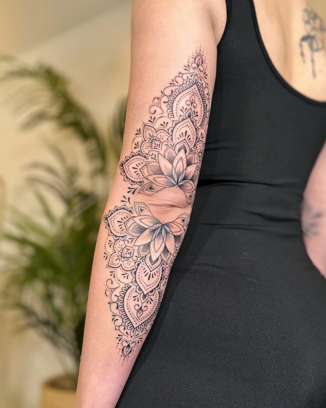 Double Ornamental Elbow Tattoo 🤎 Do you like it ? ✨

📍: Los Angeles 
TATTOO TOUR 
⭐️ NYC : February 16th to 25th
⭐️ Miami : March 3,4,5 & 6th
⭐️ Orlando : March 8 & 9th
⭐️ Austin : May 23rd to 27th
⭐️ Houston : May 29th to 31th
⭐️ Chicago : June 19th to 22nd
⭐️ Paris : October 27th to 30th

#ornamentaltattoo #latattooartist #losangelestattooartist #mandalatattoo #finelinetattoo #girltattoo #tattoogirl #hennatattoo