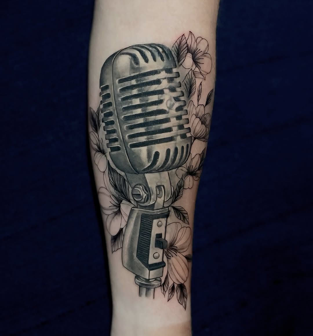 Cover 🆙 
🚫(alguns clientes não permitem postar o antes por motivos pessoais)🚫
.
.
.
.
.
.
.
#microfone #microphones #microphone #microphonetattoo #tattoomusic #musica #musica #intrumentos #vocal #santostattoohouse #paulosantostattoo #tattooideas