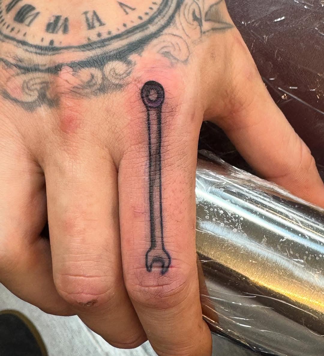 Small #finger Tattoo 
Contact the shop @oldenglishtattoostudio if your looking to get your fingers tattooed and ask for Gio
#fingertattoo #wrenches 
#mechanic