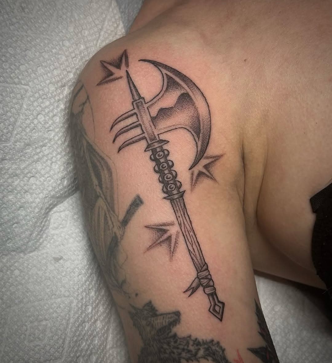 Battle axe flash 💥
By @aaronunser 
.
.
.
#eastrivertattoo #axetattoo #finelinetattoo #blackandgreytattoo