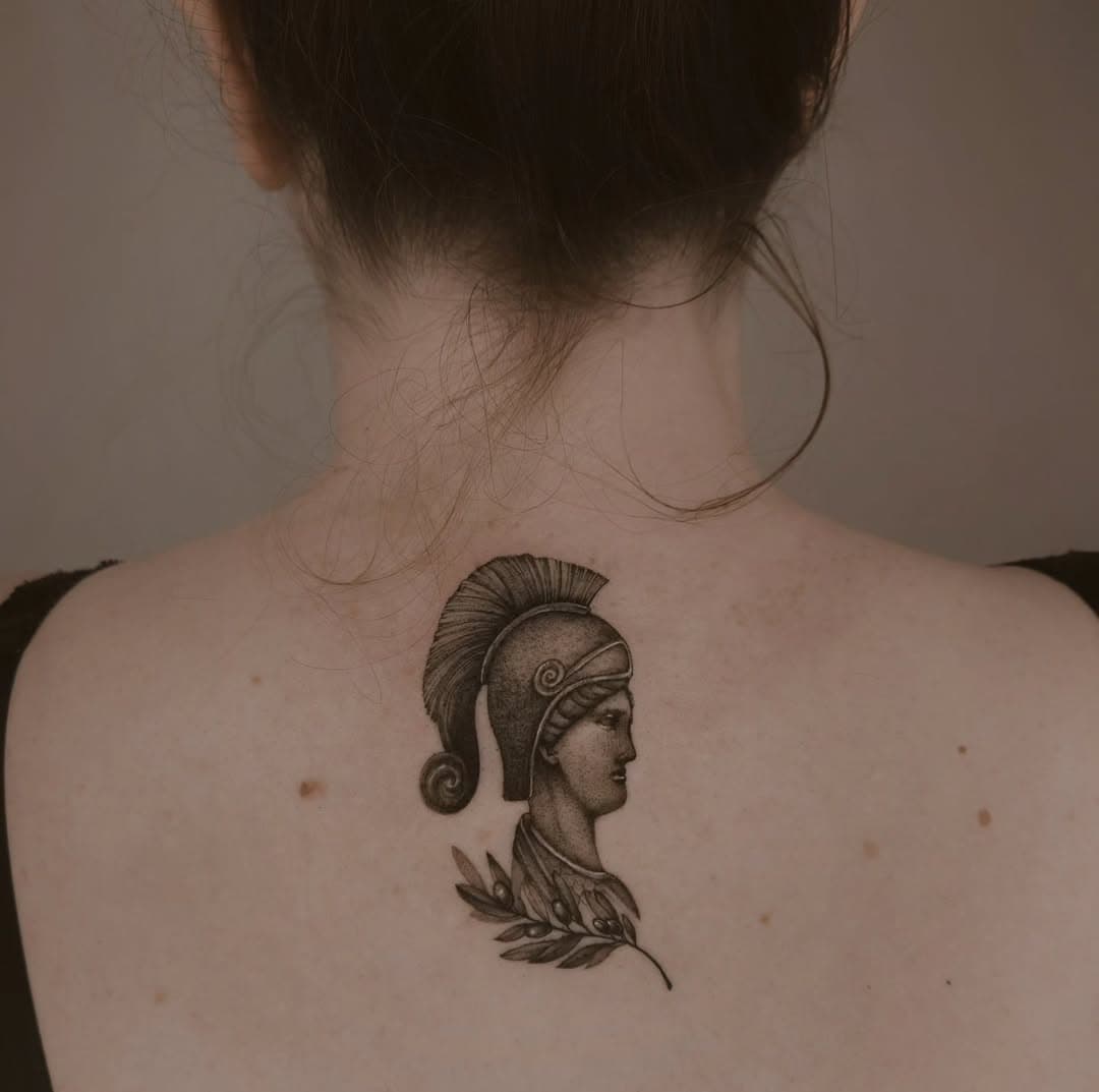 Atena era reconhecida como a deusa da sabedoria, considerada uma divindade habilidosa e guerreira pelos gregos antigos.
Projeto para a Aline, muito obrigada pela oportunidade 🤍✨️
.
.
.
#atena #mitologiagrega #greekmythology #tatuagemdelicada #tatuadoras #tattoosp #tattoedgirl