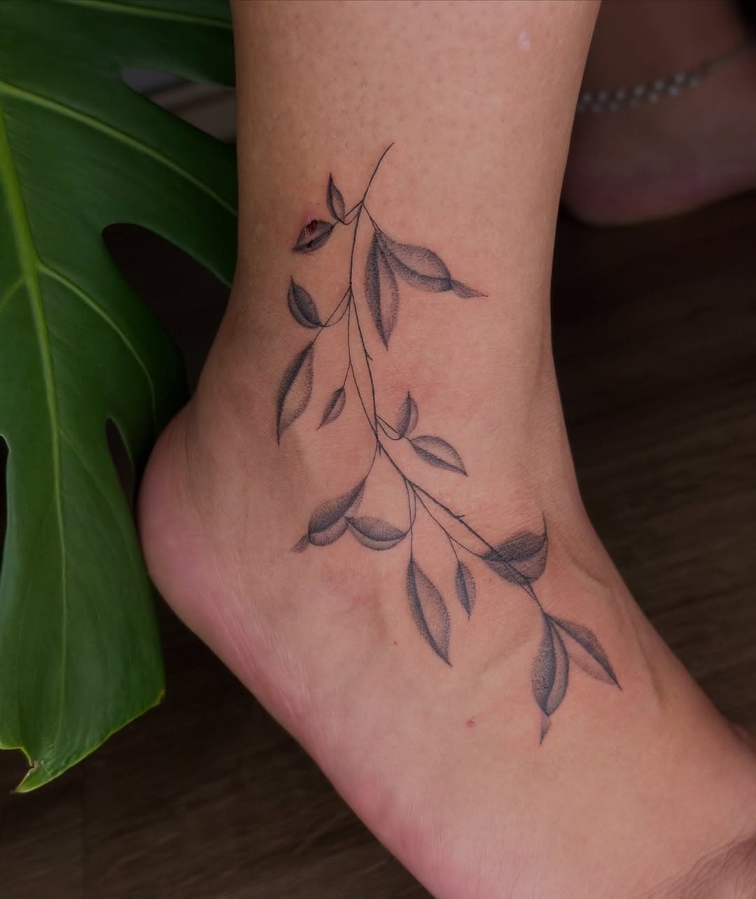 Tattoo autoral, feito para valorizar o contorno. 
Gostou ? Então corre aqui e me chama para fazer seu orçamento. 
Me conta até quanto você pode investir em uma tattoo para você , o tema que deseja , e juntos criamos algo que caiba no seu bolso fazendo algo especial para você. SÓ NÃO TATUA COMIGO PORQUE NÃO QUER, condição eu te dou 😘

#tattoo #campinas #campinassp #campinastattoo #tatuagemcampinas #campinastatuagem 
#sp #saopaulocapital #saopaulotattoo #saopaulo #tattoosaopaulo #ramotattoo