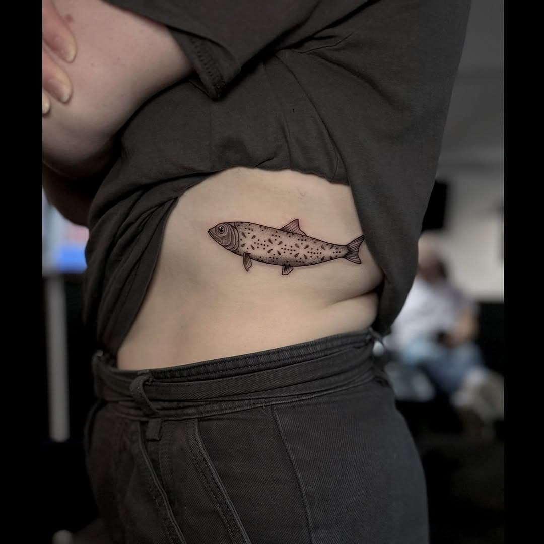 Cute little fishy on the side for Fiona! Doesn’t he look fancy with his pretty ornamental print? ⁘ #tattoo #tattoos #finelinetattoo