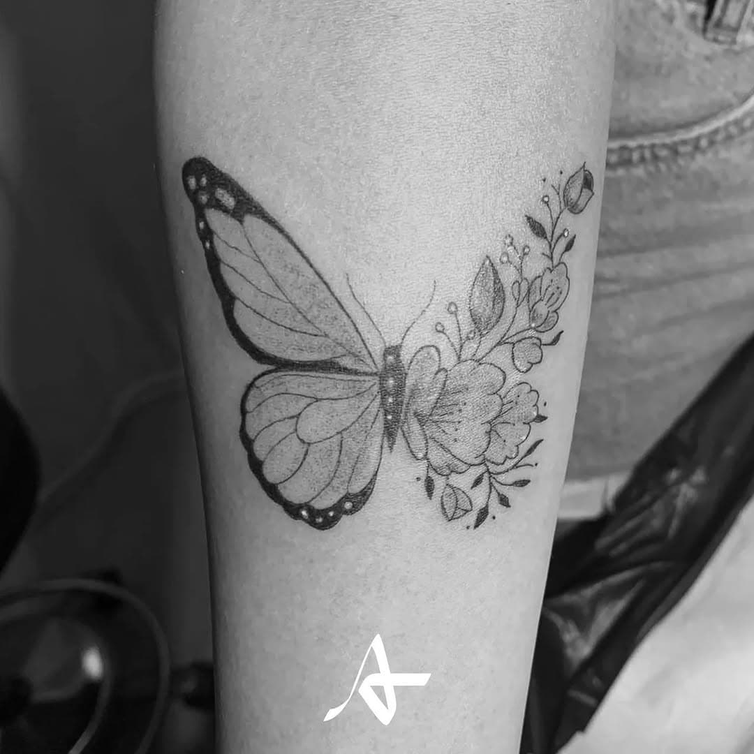 Un mix perfetto tra delicatezza e forza: la farfalla e i fiori si intrecciano in un tatuaggio che racconta evoluzione e rinascita.

✨ Il prossimo capolavoro sulla tua pelle potrebbe essere questo!

📍 Milano Via Giovanni Enrico Pestalozzi 3
📩 Prenota ora il tuo tattoo!

#akkademytattoo #tattoomilano #piercingmilano