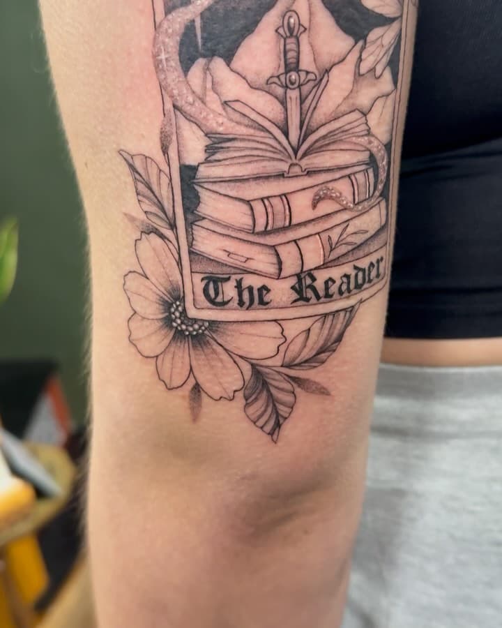 •The Reader•

📚 It was so much fun creating this design! 

🌞Two things I love books & tarot cards 
•
 I actually have flash on these themes being posted very soon 👀