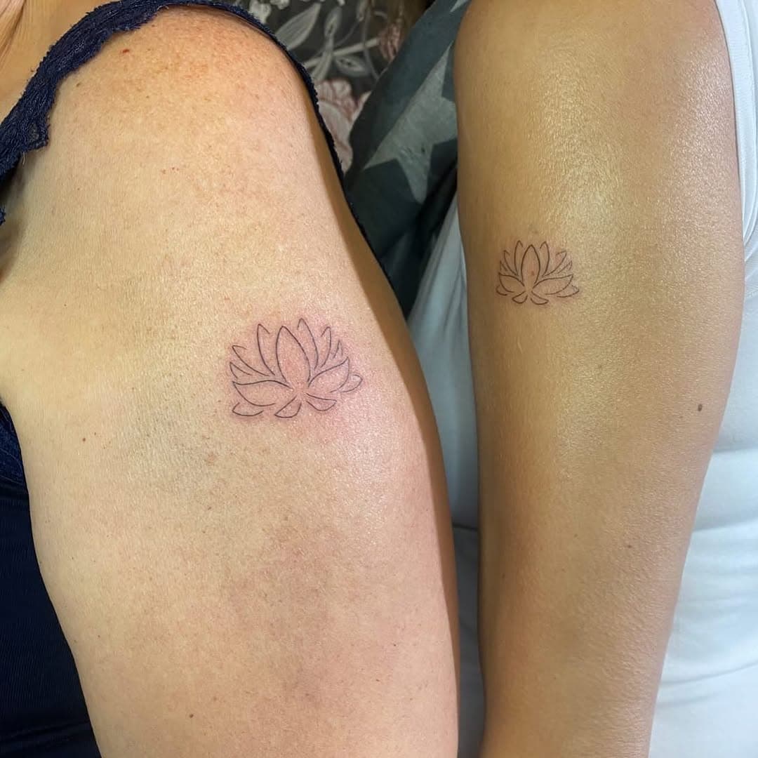 🪷Un petit lotus en matching tattoo réalisé par notre fleuriste de peau @_de.fleurs.en.aiguilles_ ✨ Si tu veux toi aussi fleurir ta peau, elle a encore des dispo en février et en mars ! 💫🪷

#bordeauxtattoo #finelinetattoo #fineliner