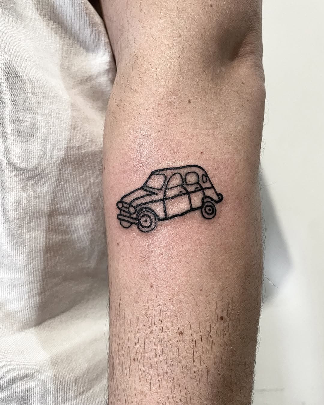 TATÜ Storti
Grazie @istanteanticipato 
Fatto a SARZANA
al @il_bagatto_tattoo 

#ink #tattoo #renault4 #car #blacktattooart #art #linetattoo #naïf #blackink #blacktattoo #tat #tattooist #toureffeil #parigi #france🇫🇷