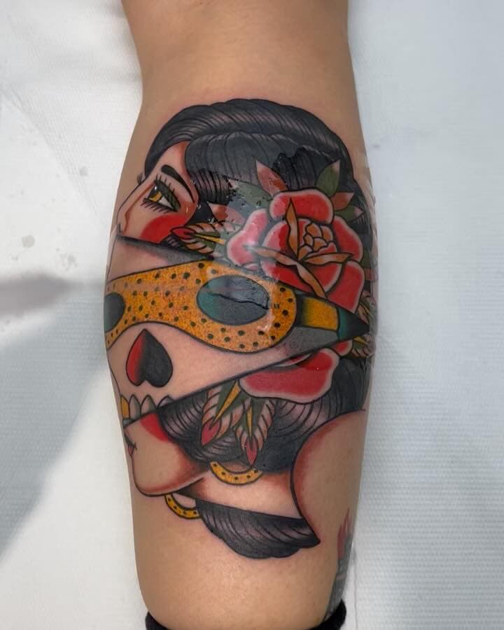 Esta pieza es de hace tiempo pero es de mis favoritas y se me quedó sin subir bien! Hecha en @spain_tattoo_conventions para @elisa_dang_dang siempre representando a mi casa @quecorralatintaalicante Gracias por mirar!! Citas disponibles casi siempre. #alicantetattoo #tattooalicante #alicante #tattoos #oldschooltattoos