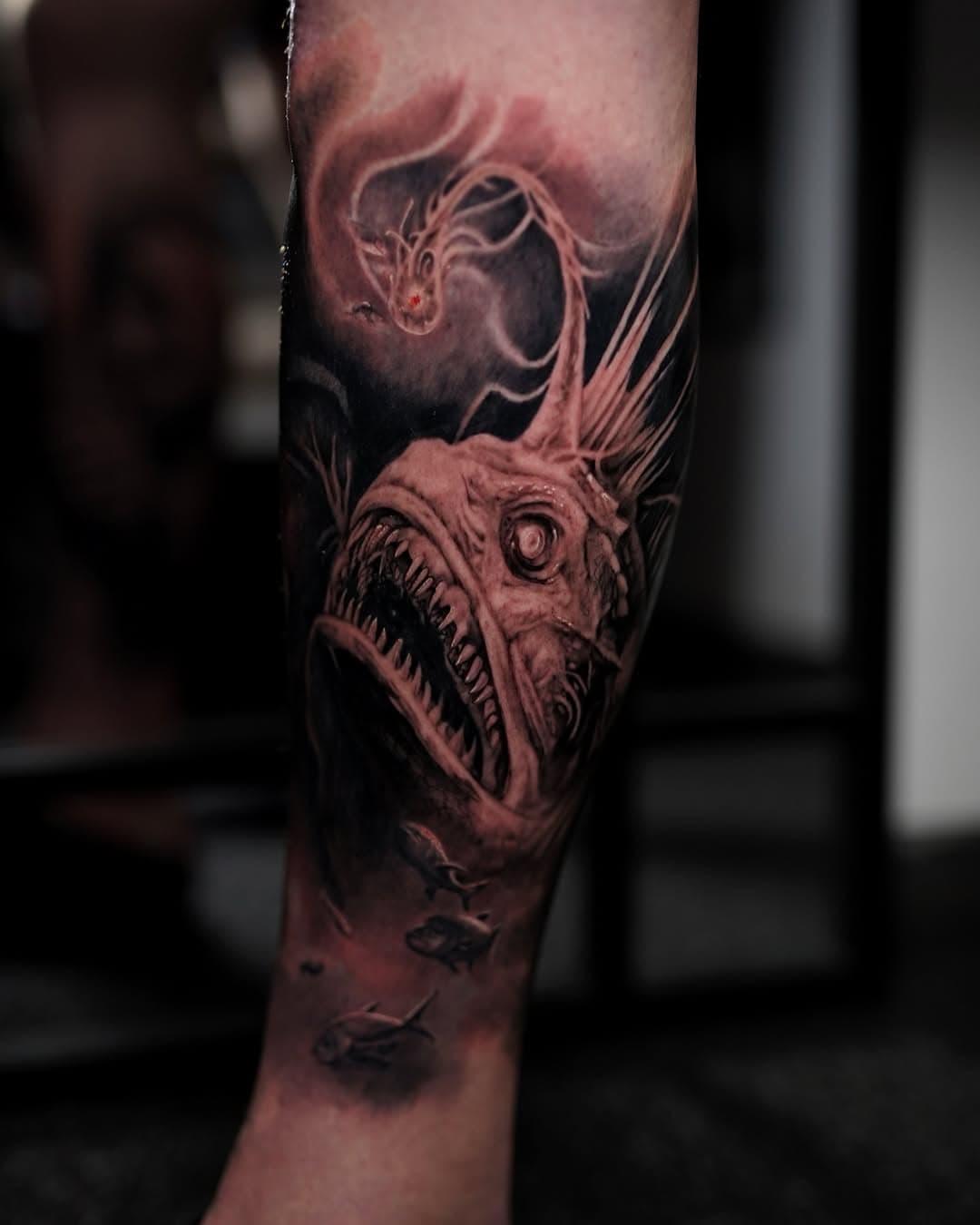 Wanted to do an angler fish for a long time
and finally had the chance to make one. 
How do you think this one turned out?
(Some parts are already healed)

Special shoutout to Daan 
for this amazing project. 
In the following days i will post
the outside of the leg as well,
so stay tuned.

Swipe to zoom

#anglerfish #fishtattoo #ocean #watertattoo #tattoo #fish #angler #horoscope #aquatic #aqua #água #agua #tatuajes #legtattoo #legsleeve #bng #blackandgrey #realism #realistic #deepsea #lantern