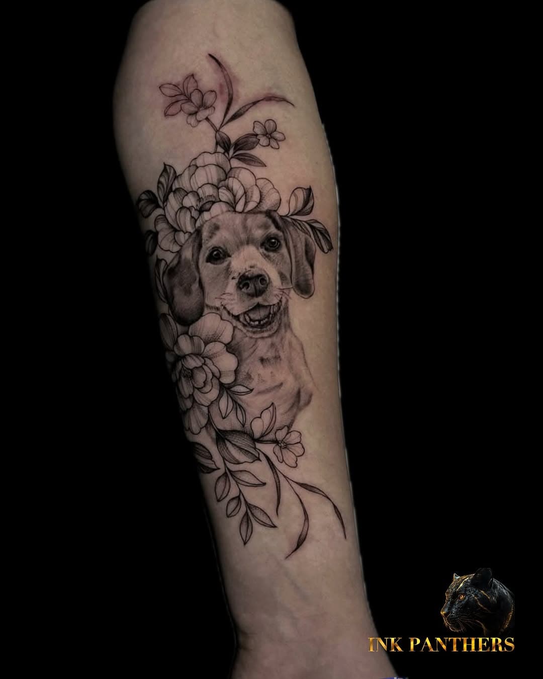 Her cutesy doggo forever on her arm ❤️ Would you take a tattoo for your furry friend?
This tattoo is made by Beau ✨

@beau.anna.ink 

#animaltattoo #belovedpet #pettattoo #beagle #dogsofinstagram #dogtattoo #dogsarefamily #fineline #finelineflowers #finelinetattoo #florals #peony #getinked #ladieswithink #tattoonl #nederland #tattooshop #inkedlife #doggolove