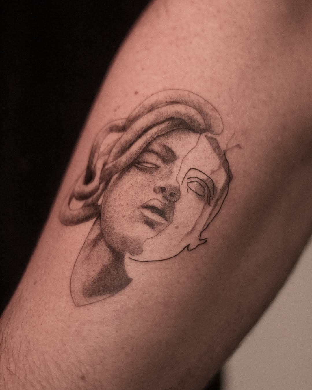 Medusa 

#tattoo #medusa #sevilla #fineline #microrealism #paris #finelinesevilla