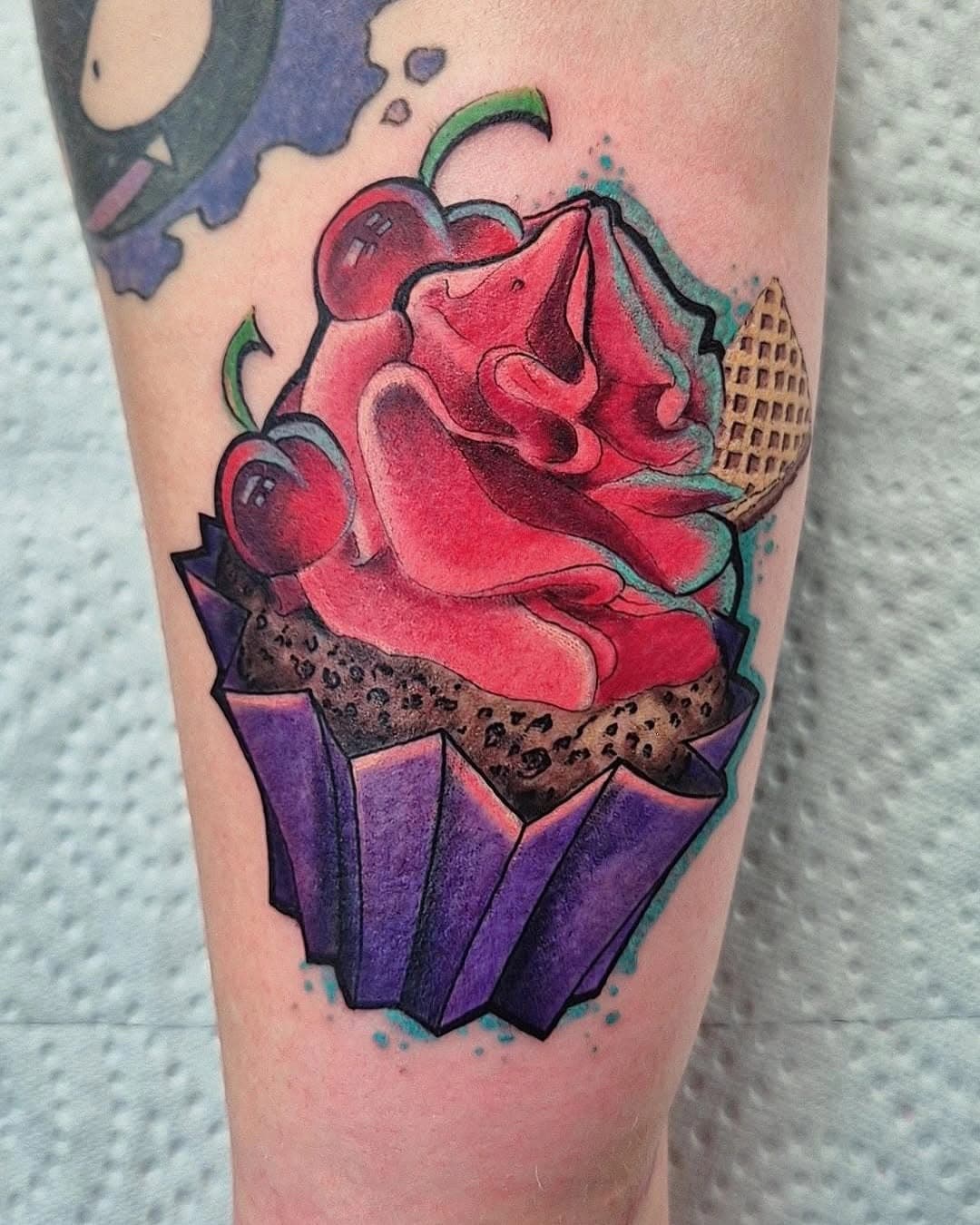 Sweet ink, no regrets! 🧁

Deze kleurrijke cupcake is niet alleen een snack voor de ogen, maar een echte sugar rush voor je skin! 🔥 Jimmy heeft weer een lekkere tattoo gezet, en zeg nou zelf… wie krijgt hier geen trek van? 

Shoutout naar de klant voor het vertrouwen! Wil jij ook zo’n smakelijke tattoo? Slide in onze DM’s! 🖤

#tattoolover #cupcaketattoo #tattooartist #tattooaddict #tattedup #tattoocommunity #inklife #customtattoo #tattoos #inked #tattoolover #tattooer #tattooshop #tattoostudio #tattoofood