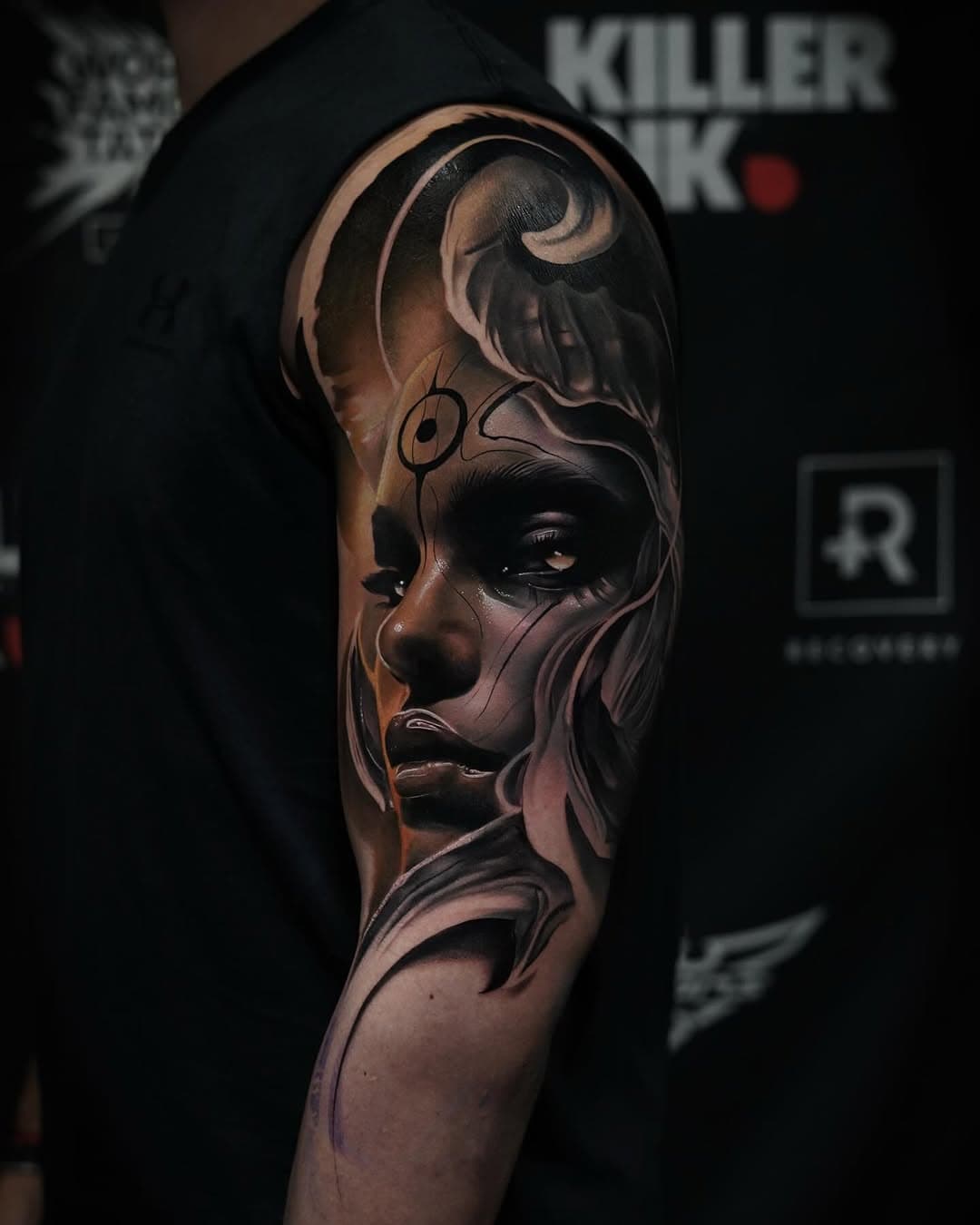 Voici le tatouage que j’ai réalisé à la @milanotattooconvention où j’ai eu l’honneur de réaliser l’affiche de cette édition ! Ce projet est le début dans un bras complet que j’ai hâte de continuer très bientôt ! J’ai eu le privilège de faire partie du juri, c’était une belle expérience 🥰! J’espère que vous allez aimer ✨
Avec @worldfamousink @kwadron @fkirons @aftercareh2ocean @killerinktattoo @dermalizepro @tattooarmourpro 
#sleevetattoo #colortattoo #realistictattoo #tattooartists #tattoo #tatouage #art #artist #event