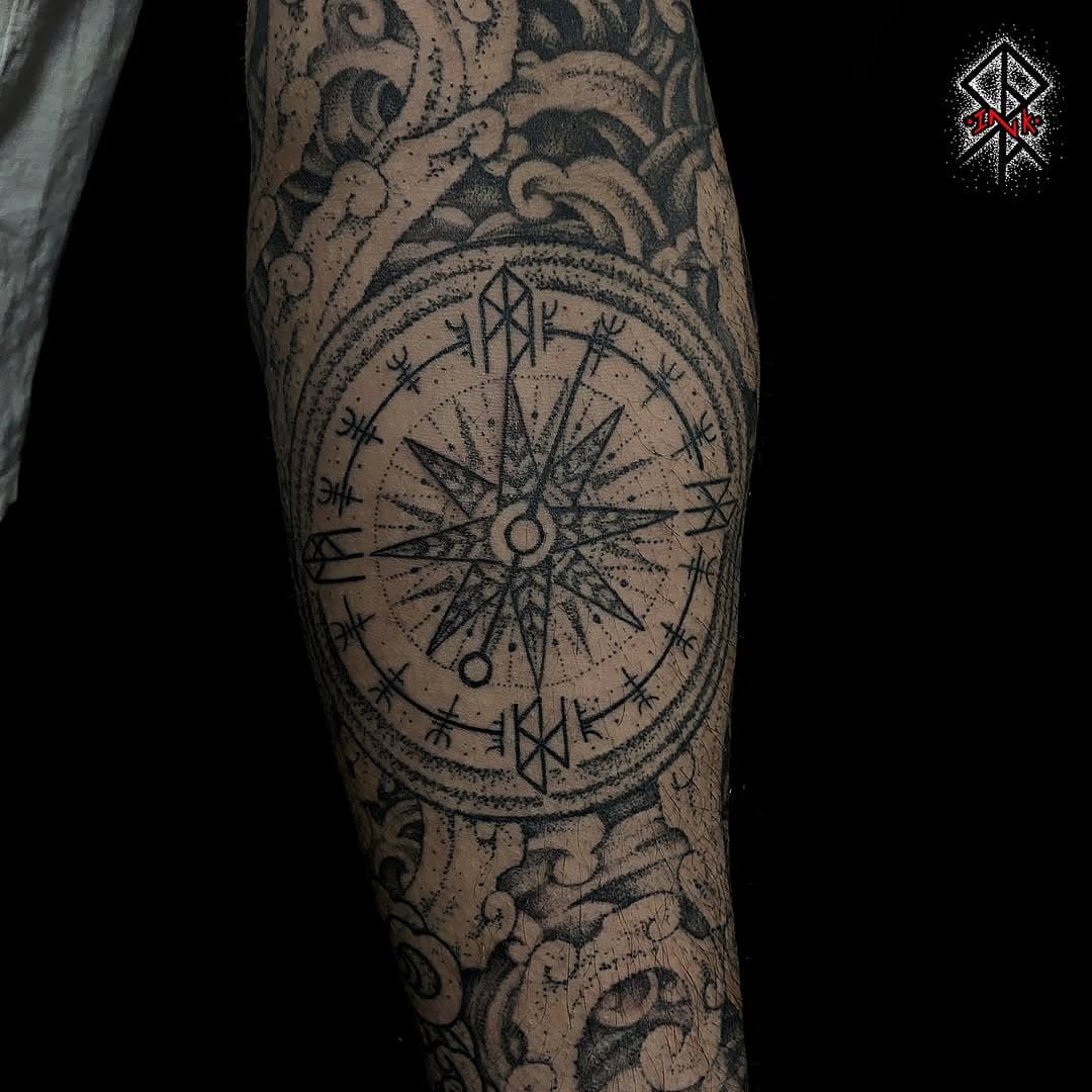 🐺 Close up : Manchette Navigation 🐺

Part IV 
Les vagues, les tentacules et les nuages ont été entièrement réalisés en freehand.

#spiraink #tattoo #dotwork #dotworktattoo #nordictattoo #norsemythology #tattooart #tattooartist #pagan #ancientart #sea #nordik #runes #mythology #tatouage #vikings #vikingstyle #vikingtattoo #sleeve #inkedboy #inkedgirls #armtattoo #tattooed #Fleurance #kwadron #wheel #rudder #gers #mariner #france