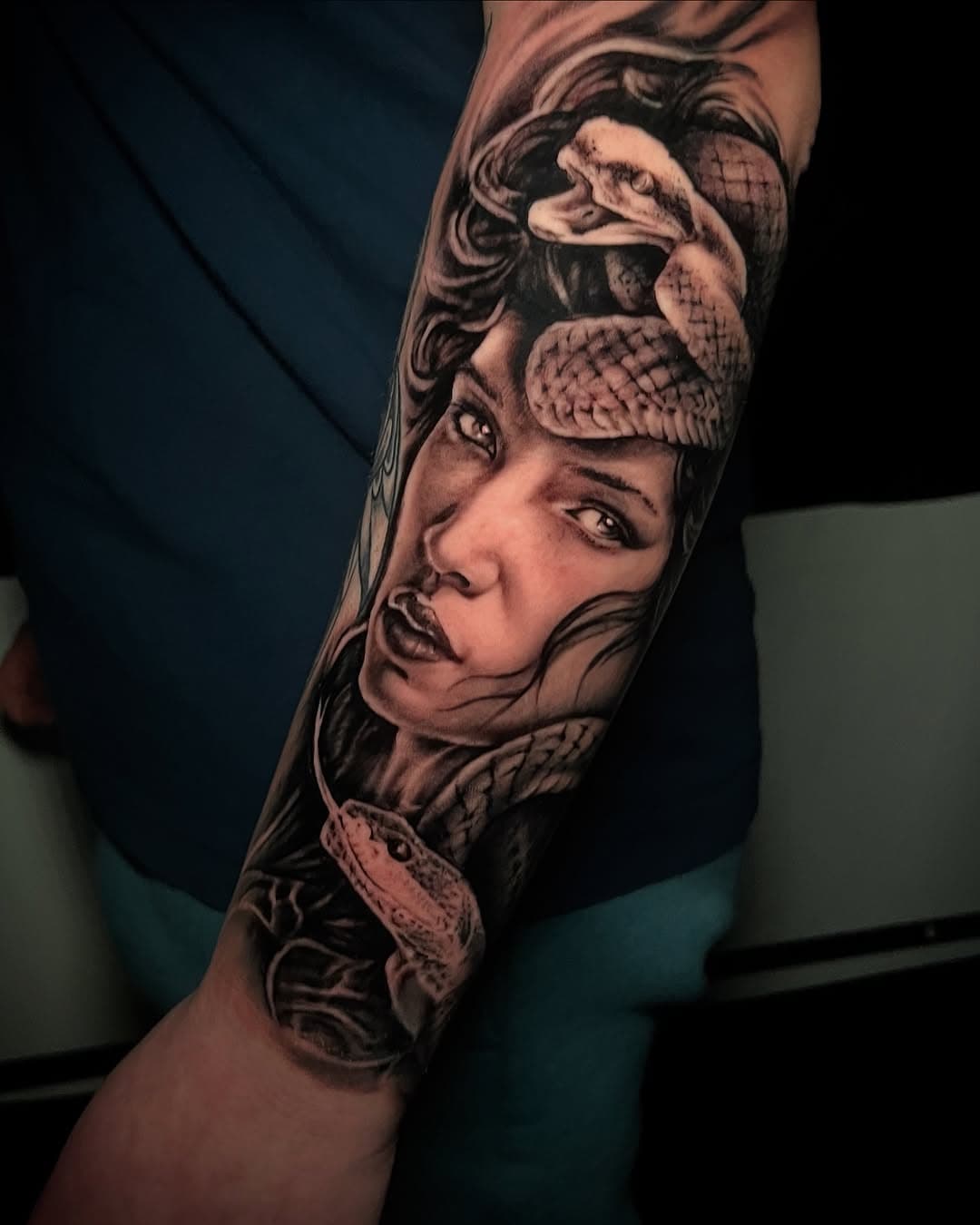 Medusa’s gaze, captured on the skin 🐍✨. This black and grey realism design was created especially for Mimi, blending art, detail, and Greek mythology. What do you think of this tattoo? Like, share, and tell us in the comments which other mythological character you’d love to see tattooed. 🙌 #MedusaTattoo #GreekMythology #BlackAndGrey #RealismTattoo #ArtOnSkin #BulldogTattoo