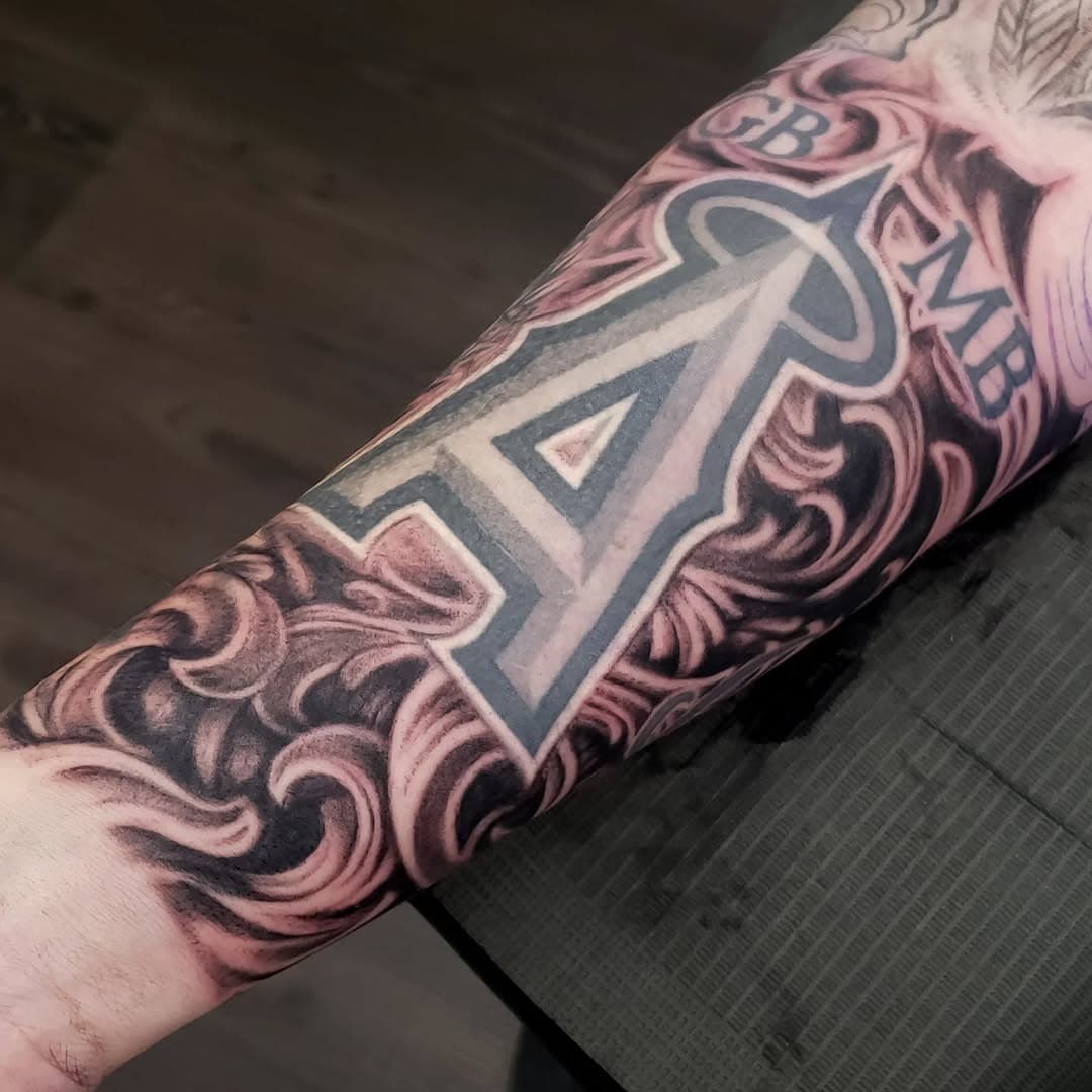 Do you know that filigree was used to decorate ancient jewelry and crowns 
Last  week I used it to decorate Ryan's arm

The Angels was not my tattoo