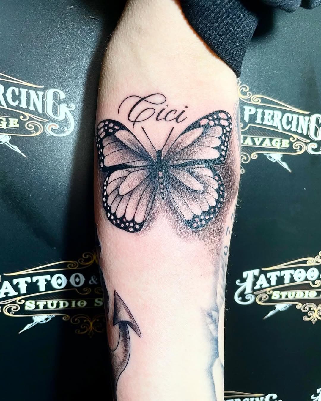 per info e prenotazioni : 3405465988.  #tattoo #tattoo  #tattooed #tattooist #tattoo #tatuaggio #girl #girasoletattoo #scrittatattoo #tattoostyle #tattoomodel #tattooer #tattooideas #tattooart #farfallatattoo #realistictattoo #finelinetattoo #inktattoo #inked #ink #inklife #inkart #inkgirl #inkedgirls #savagetattoo #bresso #nigurada #cormano