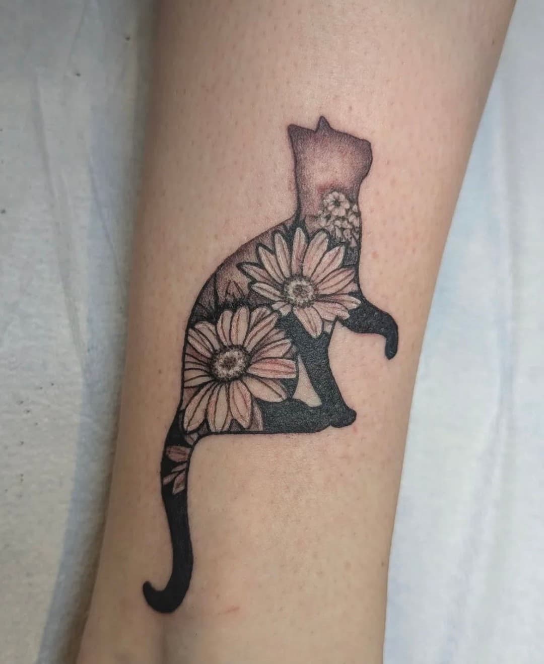 We seem to have a cat tat theme going this week 😸 This little cutie is by Luna @funalaith , how sweet is this?! 🥹 🌼  #petportraittattoo #petportrait #floraltattoo #flowers #kitty #cattattoo #dancedancedance