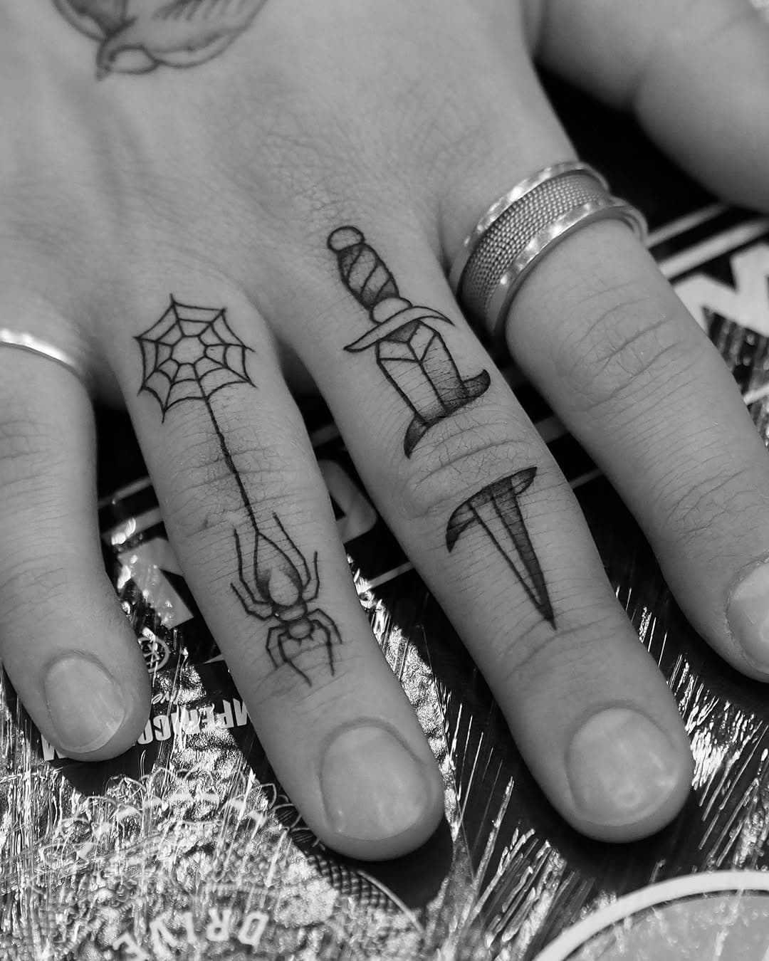 traditional finger tattoos for my boyfriend, I hope they'll hold 🫠😮‍💨 

#fineline #linework #tattoo #inked #wertheim #germany #würzburg #smalltattoos #tattooinspiration #tattooideas #tattooartist #artwork #blackwork #finelinetattoo #art