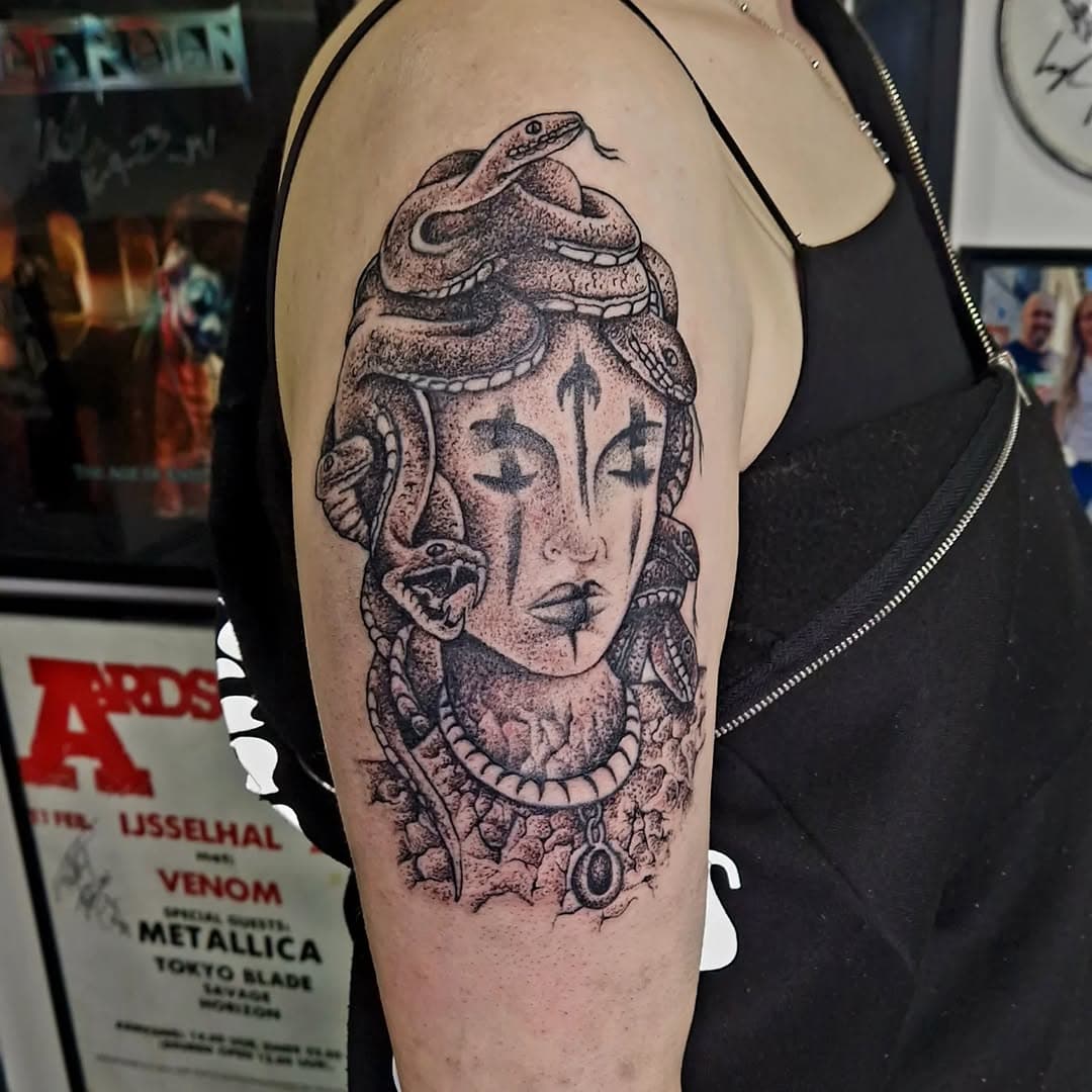 Dotwork Medusa from yesterday.

#dotwork #medusa #snakes #female #blkngrytattoo #ink #studio #tattoophotography 
#dermaglotattoosuppliesuk 
#egotattoomachine 
#followers 
#daviewrightfacebook