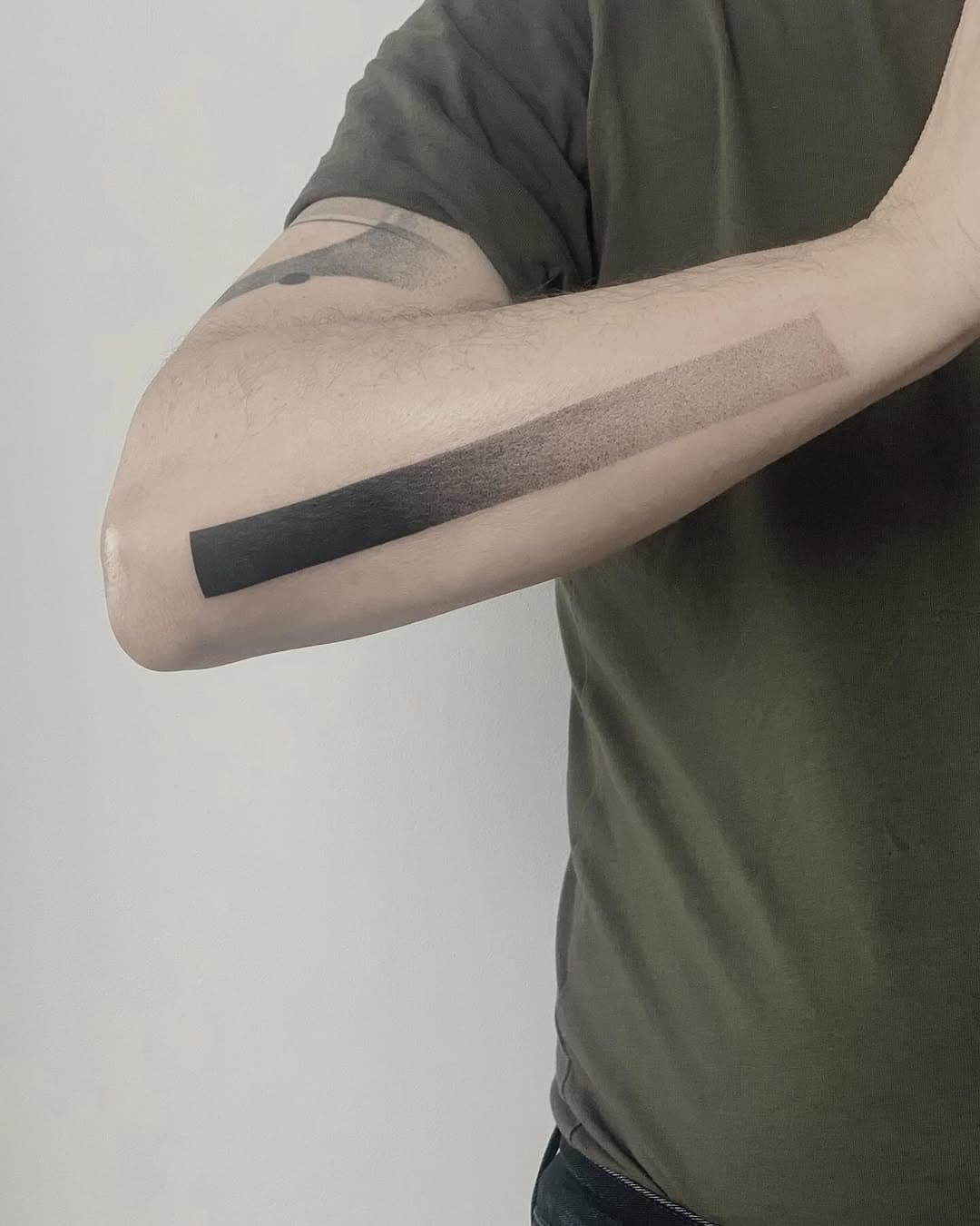 //. s i m p l e o n e

#tattoo #ink #bodyart #minimal #minimalisttattoo #brutalism #blacktattoo #fade #rectangle #forearmtattoo