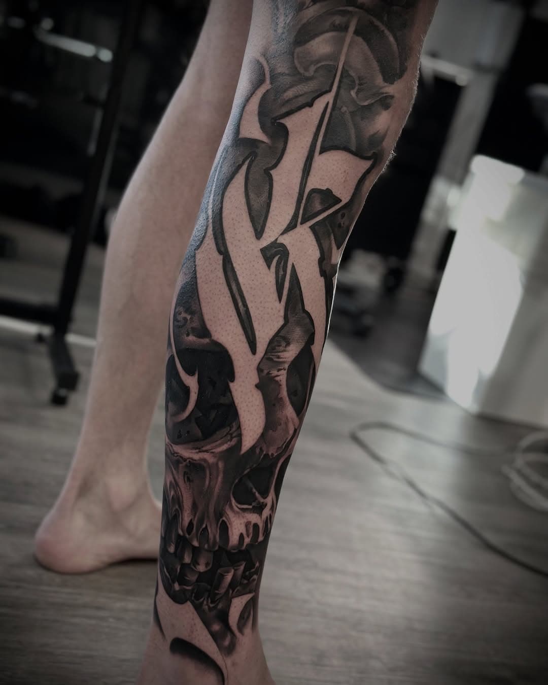 Throwback til dette vilde @foersterink ben 🤩 Hvad syntes du? 🔥 Hvis du kan lide Marcs stil, så send ham en DM for nærmere info 📲

➕➕➕ 
🗓️ Book tid og se mere på www.skin-tattoo.dk
📍 Find os på Solrød Center 16, 2680 Solrød Strand 🇩🇰

#dansktatovør #tatovør #tatovering #tattoo #solrød #solrødcenter #solrødstrand #blackandgreytattoo #legsleeve #demontattoo #skulltattoo