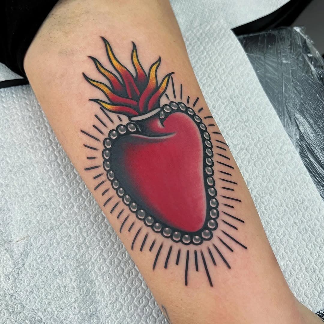 •❤️‍🔥

𝒯𝒽𝒶𝓃𝓀𝓈 @erikadellabruna ✨

#traditionaltattooflash #traditionalclub #traditional #traditionaltattoo #traditional_tattoo #ink #inkedmag #bright_and_bold #iltatuaggio #tatuaggiotradizionale #americanatattoos 
#fluidtattoomachine #fluidtattoo #jconlycartridges #top_class_tattooing #classictattoo #classictattooing #skinart_traditional #skinart #skinart_mag #best_traditional_tattooer #best_italian_tattooer