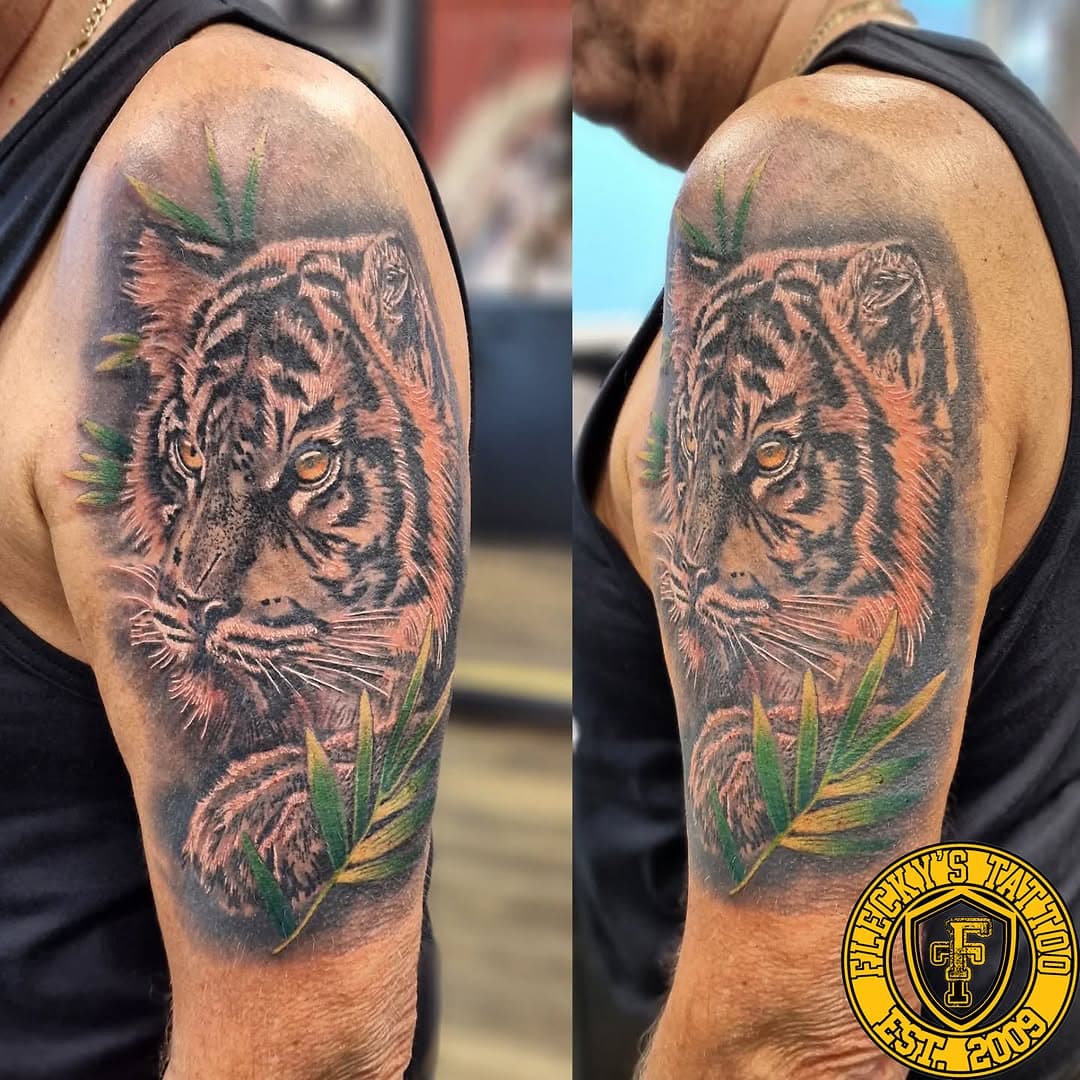 Tiger finished last week by @kevlomax this piece was done in two sessions so some is healed and some is fresh

@saviourtattoosupplies @chakracarts @butterluxe_uk @dynamiccolor @criticaltattoosupply @eternalink @inkeeze

#tatttoodesigns #biceptattoo #armtattoo #tattooart #tigertattoo #animaltattoo #blackworktattoo #colourtattoo #realismtattoo #uktattooist #tattoosofinstagram