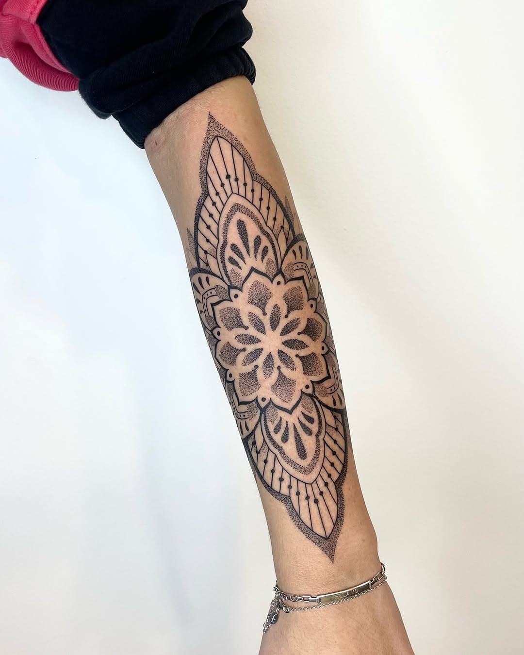 Mandala para @luciaacollantes 
Hecho en @lallorona_tattoopiercing
Mil gracias por la confianza 🤍
Pásate y cuéntanos tu idea!
Estamos de lunes a viernes de 11.00-14.00 / 16.30-20.00
Sábado de 11.00-14.00
.
#tattoo #tatuajes #blacworktattoo #dotworktattoo #lugones #finelinetattoo #fineline #tigretattoo #lallorona #neotraditional #neotraditionaltattoo #neotradicionaltattoo