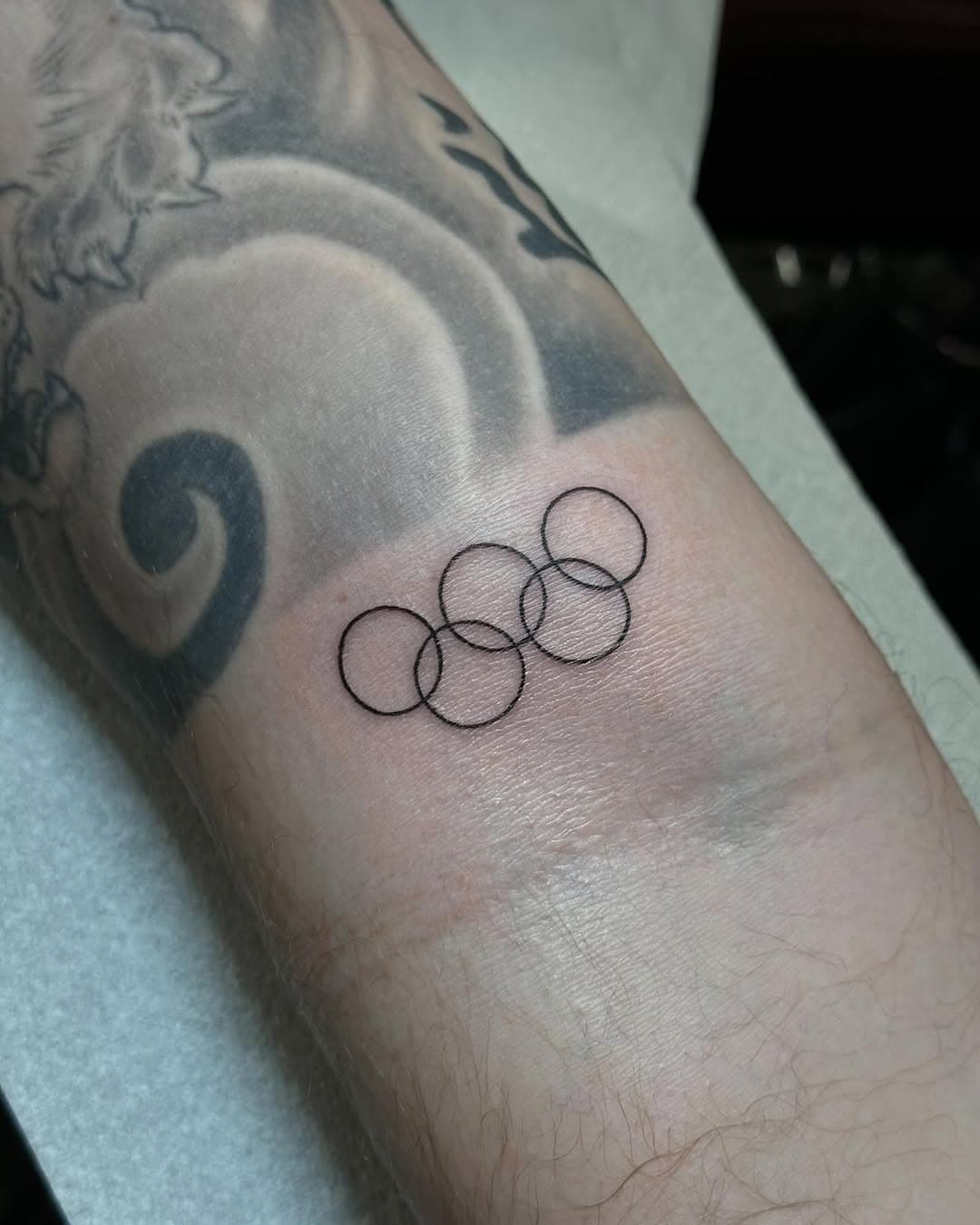 An absolute honour to tattoo the Olympic rings for @tgcoachdp 🥊 thank you so much for trusting me to do these for you! 

#olympicringstattoo #olympicrings #tattoo #tattooideas #tattoodesigns #tattooartist #lineworktattoo #finelinetattoo #blackwork #blackworktattoo #tattooartist #femaletattooartist #southport