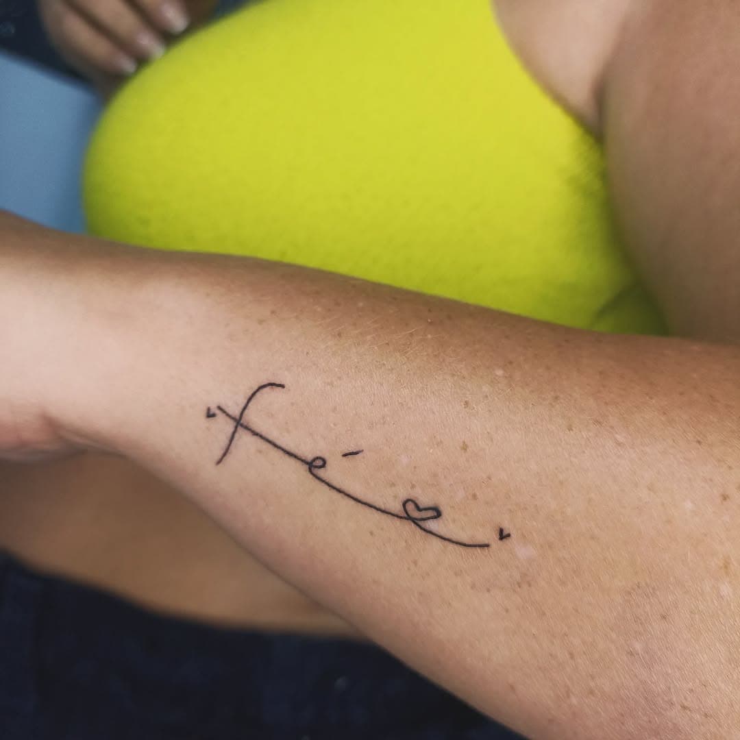 Simples, mas poderoso: fé sempre."

#tattoo
#tatuagem
#tatuagemdelicada
#tracosdelicados
#studiofabynascimento