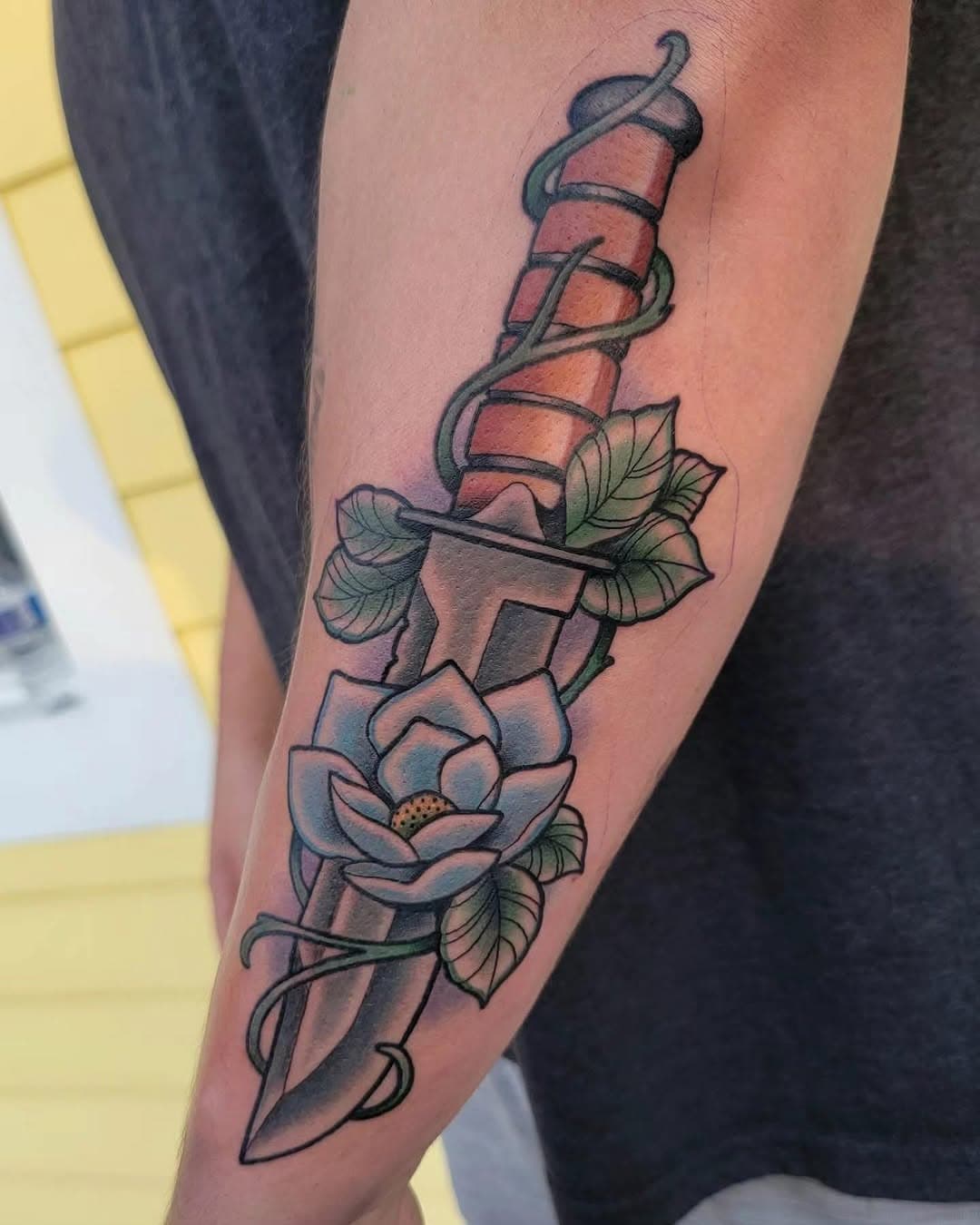 Knife made custom for Travis, by @erek_lanier 🔪 
.
.
.
.
.
#tattoo #tattoos #treasurecoast #treasurecoasttattoo #southflorida #southfloridatattoo #newschool #newschooltattoo #knifetattoo