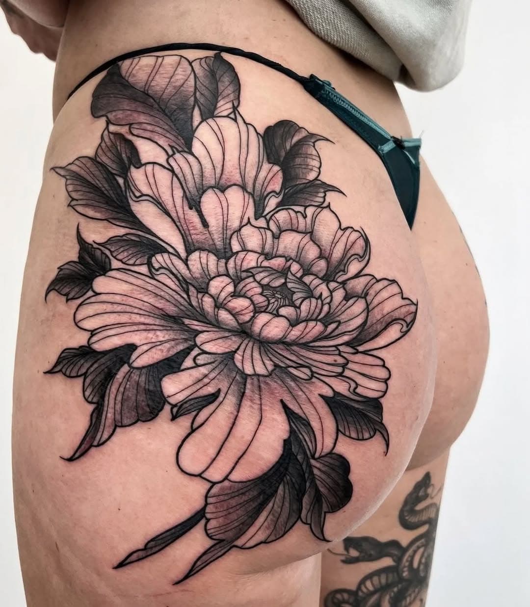 Nice floral piece done by Rob @rockyink

#flowers #flowerstattoo
#flowerpiece #flowersofinstagram
#floral #floraldesign
#peony #peonytattoo
#blackandgrey #blackandgreytattoos
#Harlow #Essex #Tattoos