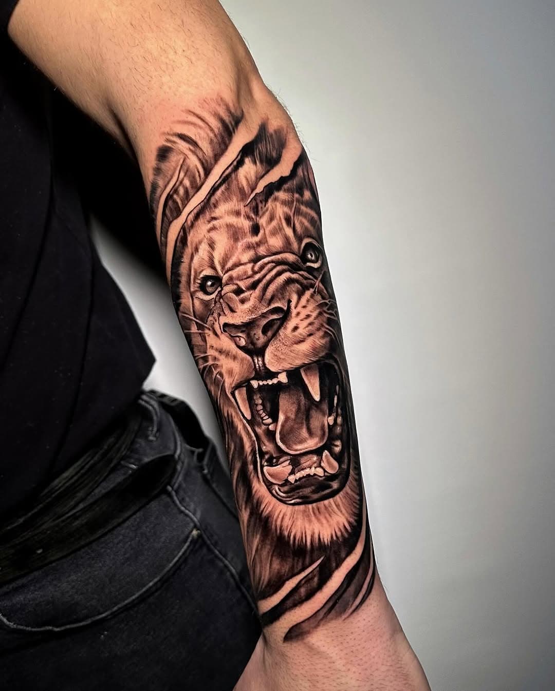 Lion 
Eseguito al @bsidetattoo_studio 
#tattoo #napolitattoo #tattoovomero #blackandgreytattoo #realistictattoo #tatuaggiorealistico #tattoos #tattoolion #tattooleone #mirkoserinoart #greywashtattoo #animaltattoo #tattoodesign #tattoooftheday #tattoocommunity #tattooguest #blackandwhitetattoo #disegnotigre #liondrawing #disegno #disegnotattoo #tattoorealismo #tattoorealistico #vomero #arenella