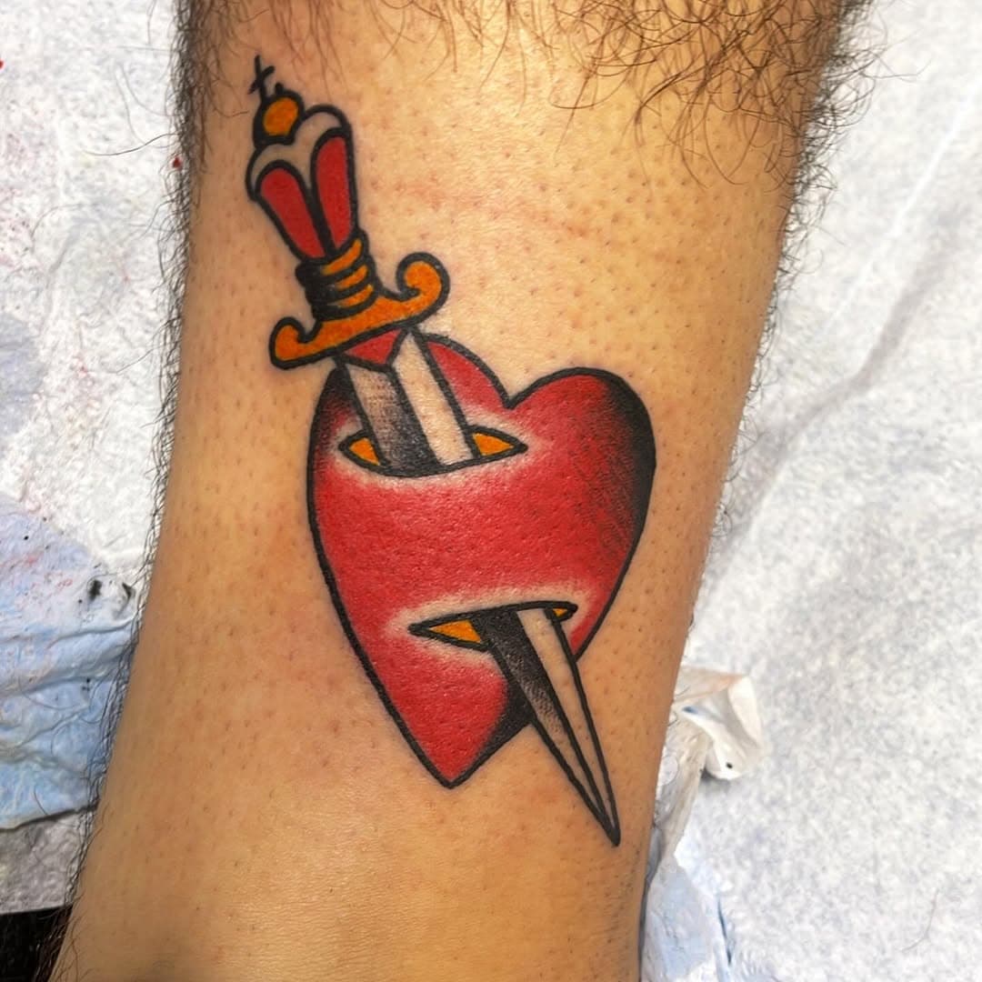 ALWAYS TAKING NEW CLIENTS . 
@pyramidartstattoo . #dagger #daggertattoo #heart #hearttattoo #sword #traditional #traditionalart