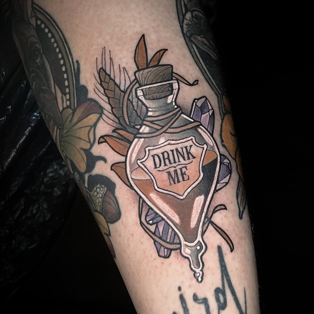 Drink me 🥃😈

#neotraditional #neotrad #neotraditionaltattoos #neotraditionaltattoo #bottletattoo #cheyennetattooequipment @cheyenne_tattooequipment @barberdts_de