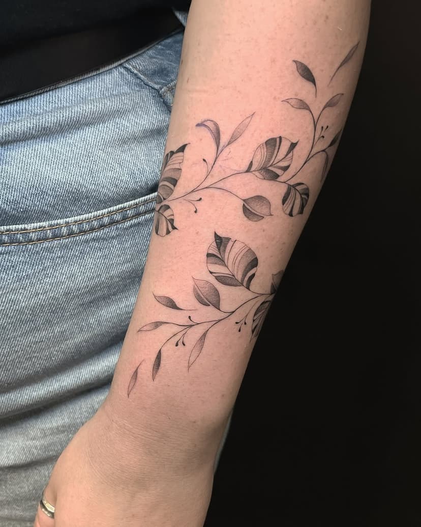 Some recent wrap-around pieces! Thanks to both for being patient with me and letting me take my time figuring these out 🫶
.
.
.
.
.
#leaftattoo #wraparoundtattoo #foliagetattoo #vinetattoo #wristtattoo #botanicaltattoo #ivytattoo #daisytattoo #finelinetattoo #singleneedletattoo #northwalestattoo #walestattoo #liverpooltattoo #manchestertattoo #uktattoo