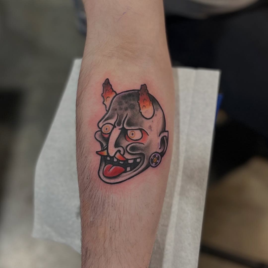 Fun demon mask from my flash this past convention on cool cat! 🤘🏽love the style. If you like Please like the ❣️helps a lot! Thank you!
#tattoos #lasvegastattooartist #lasvegastattooshop #lasvegastattooers #bangers #demontattoo #boldtattoos #foryou #cooltattoos