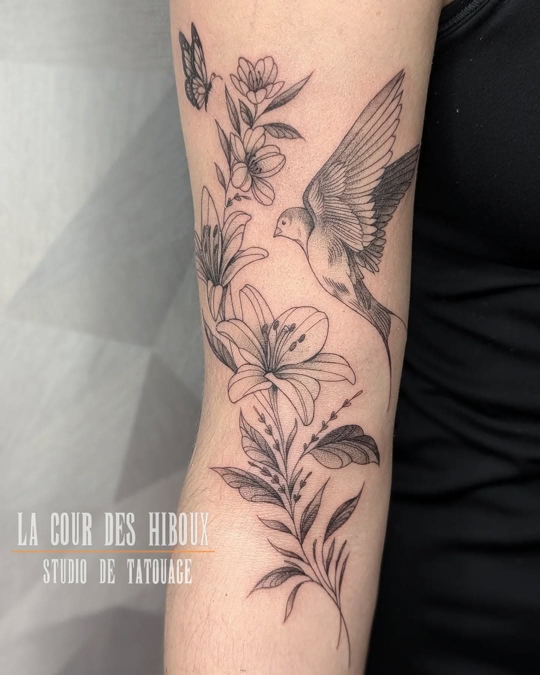 Lys.
•
Merci @elekvc pour le projet et merci insta d'être une application de merde 

@probodysupply 

#tatouage #tattoo #fineline #flowertattoo #bird