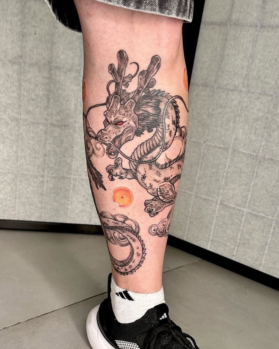 Shenlong feito pro @kztoruda , inaugurou bem o corpo com essa tattoo irada! Obrigado pela confiança meu mano🙏

——————————
AGENDA ABERTA
—-————————-
Dúvidas e Orçamentos: 
✏️11 94556-4466 (botão no perfil)
Apoio: @bolivia_supply @coruntattoomachine