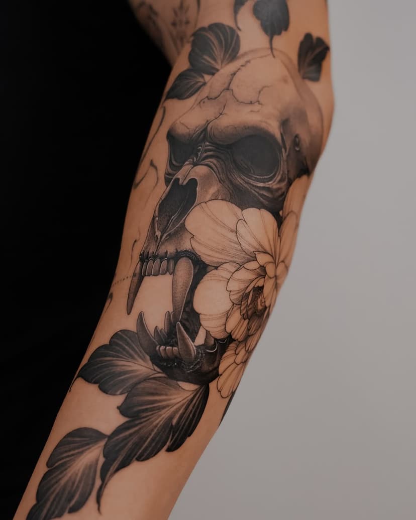 •Floral com crânio de gorila•🦍
Esse trabalho foi diferenciado emm… essa foi pro meu mano Bruno 🤘
————————————————————————————

Orçamentos pelo WhatsApp 📲
—————————————————
.
.
.

Se você é tatuador ou tatuadora e está afim de evoluir suas técnicas dentro do floral fine line eu tenho um curso on-line que poderá te ajudar, se tiver interesse deixarei um link na bio. 

https://hotmart.com/pt-br/marketplace/produtos/floral-fine-line/A91263300K

#tattoo #tatuagem #tattoos #tattooideas #tattooist #tattooinspiration #tattooartist #tattooart #tattooartwork #tattoofineline #tattoodelicada #tattoogirl #tattoofeminina #finelinetattoo #fineline #fineart #floral #flor #art #gorilla