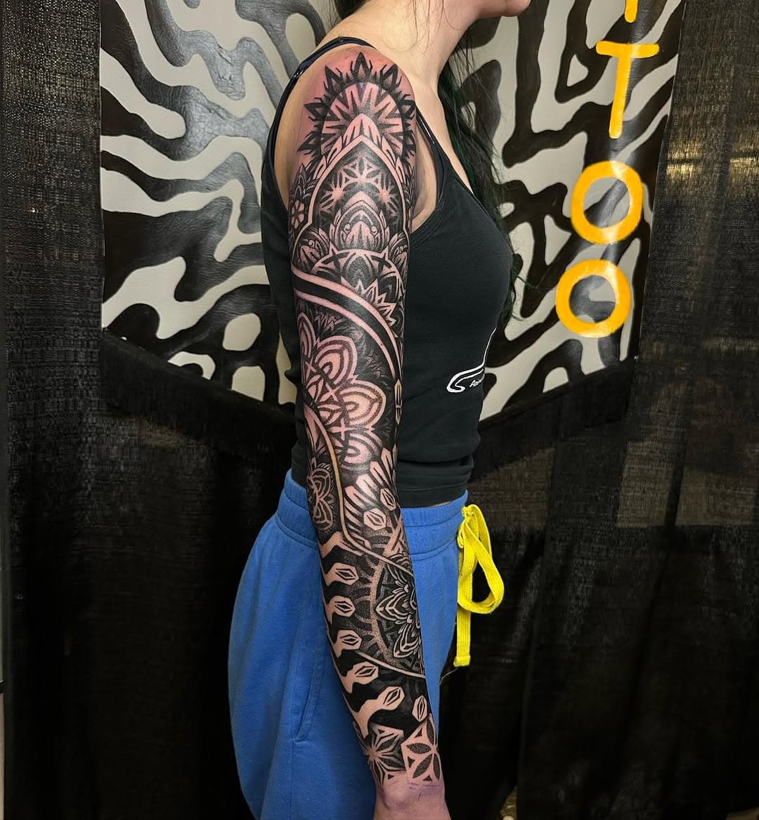 My contribution to the @star_of_texas I spent the whole weekend in the booth working on this sleeve! We worked in this about 21 hours thanks for spoiling me with your strength Bailey!! Truly unmatched. I had a lot of fun making this one flow and can’t wait to see it all settled. Was stoked to see homies from all over the map, and was able to meet a couple people I’ve been following on IG for a while. Thanks to my booth mates @tony_wayne @tattoolikeloulou @jon.miller.tattoo and @esauuce for putting up with my lack of supplies. I do my best tattoos with other peoples shit 🤣