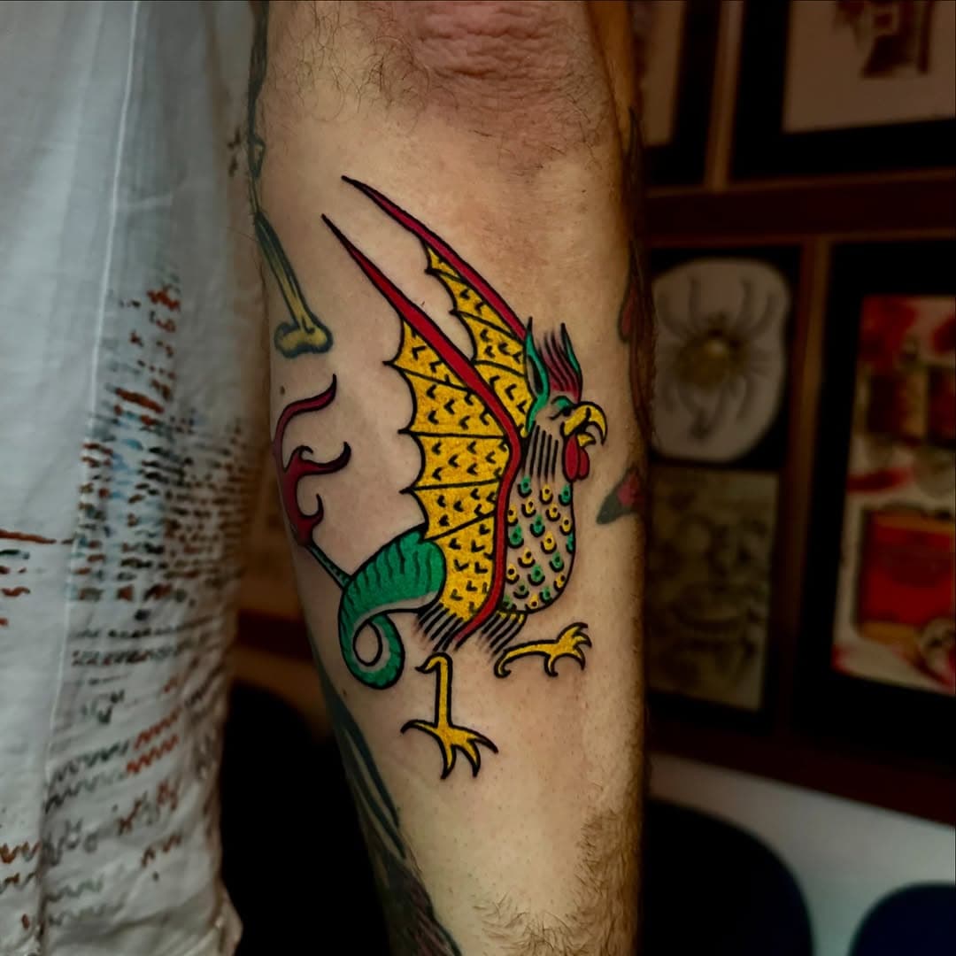 BASILISK colorful old flash from the book under the supervision of colors master @tribale90 in the temple @originalstattoos 🔥 more colors please!
.
.
.
.
.
.
.
.
.
.
.
.
#tattoo #tatuaggio #medievalart #iconography