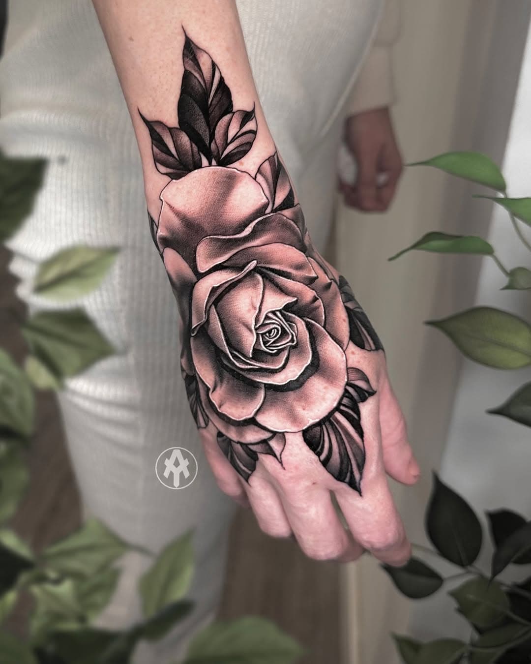 🌹Las rosas siempre han sido un clásico, un símbolo de belleza y elegancia atemporal. ¿Te gustaría llevar algo similar en tu piel?✨

•Pronto subiré la foto del tatuaje curado.
•Te recuerdo que puedes dejar un comentario, un like o guardar esta publicación como inspiración para algún proyecto futuro. Gracias ❤️

Realizado con los mejores productos del mercado: Agujas @versuscartridge y un conjunto de productos de @aloetattoo. Todo esto lo puedes encontrar en @rufnerdistribuciones🖤

Si buscas un tatuaje único y te gusta mi trabajo, ¡no dudes en contactar conmigo! 
•Realizado en: @libertaliatattooshop 
Benidorm (Alicante) 

#benidorm #benidormtattoo #tattoobenidorm #tatuaje #tatuajerealista #realistictattoo #realismotattoo #ink #inked #inkinspiration #tattoo #tattooartist #tatuador #tatuadoresespañoles #inkmagazine #inkedmag #blackandgreytattoo #inker #tattoolife #like #follow #tattooartist #tattooart  #TattooArt #RoseTattoo #HandTattoo