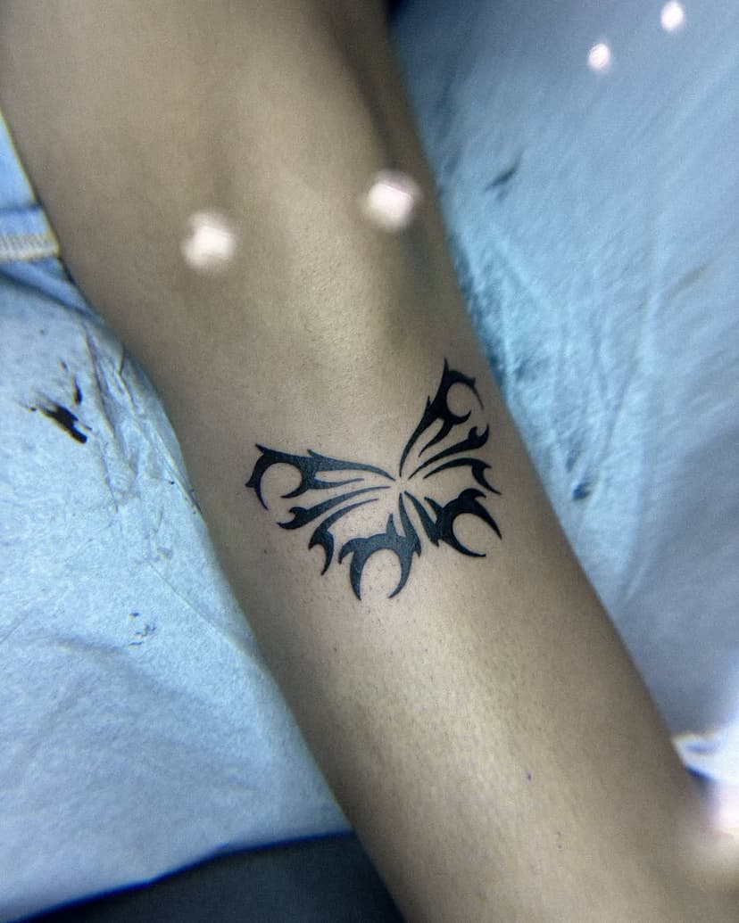 💞🦇🕸️

@thundertattoo_hossegor 

.
.
.
#finelinetattoo#minimalisttattoo#fineart#flashtattoos#90saesthetics#hossegor#hossegortattoo#thundertattoohossegor#undergroundartist#undergroundart#tttism#healedtattoo