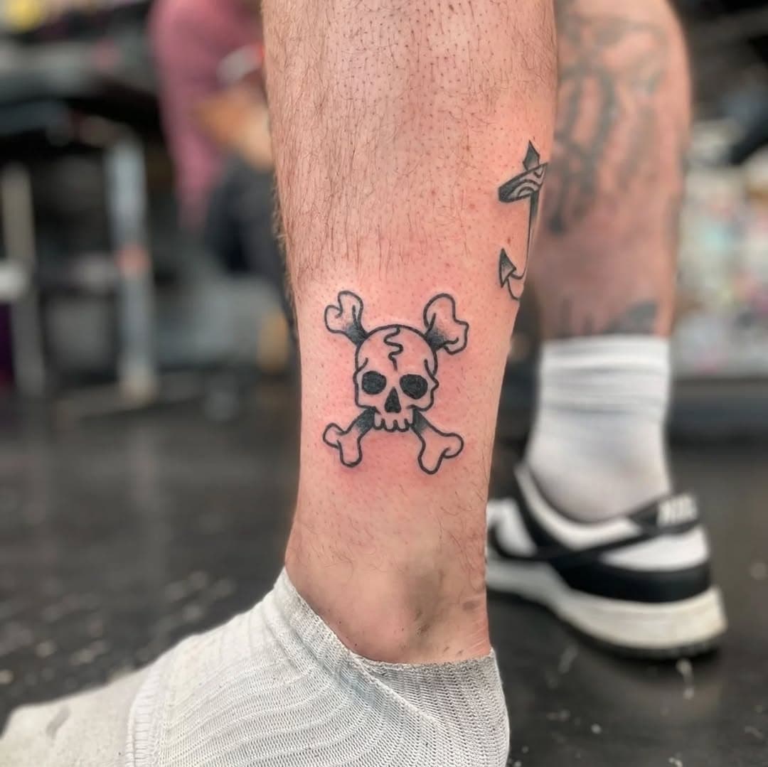 Good old skull and bones tattoo done by Dan @6ix_feetdeep 

#leg #legtattoo 
#calf #calftattoo 
#skull #skulltattoo 
#skullandbones 
#blackinktattoo 
#apprentice #apprenticetattoo 
#Harlow #Essex #Tattoos