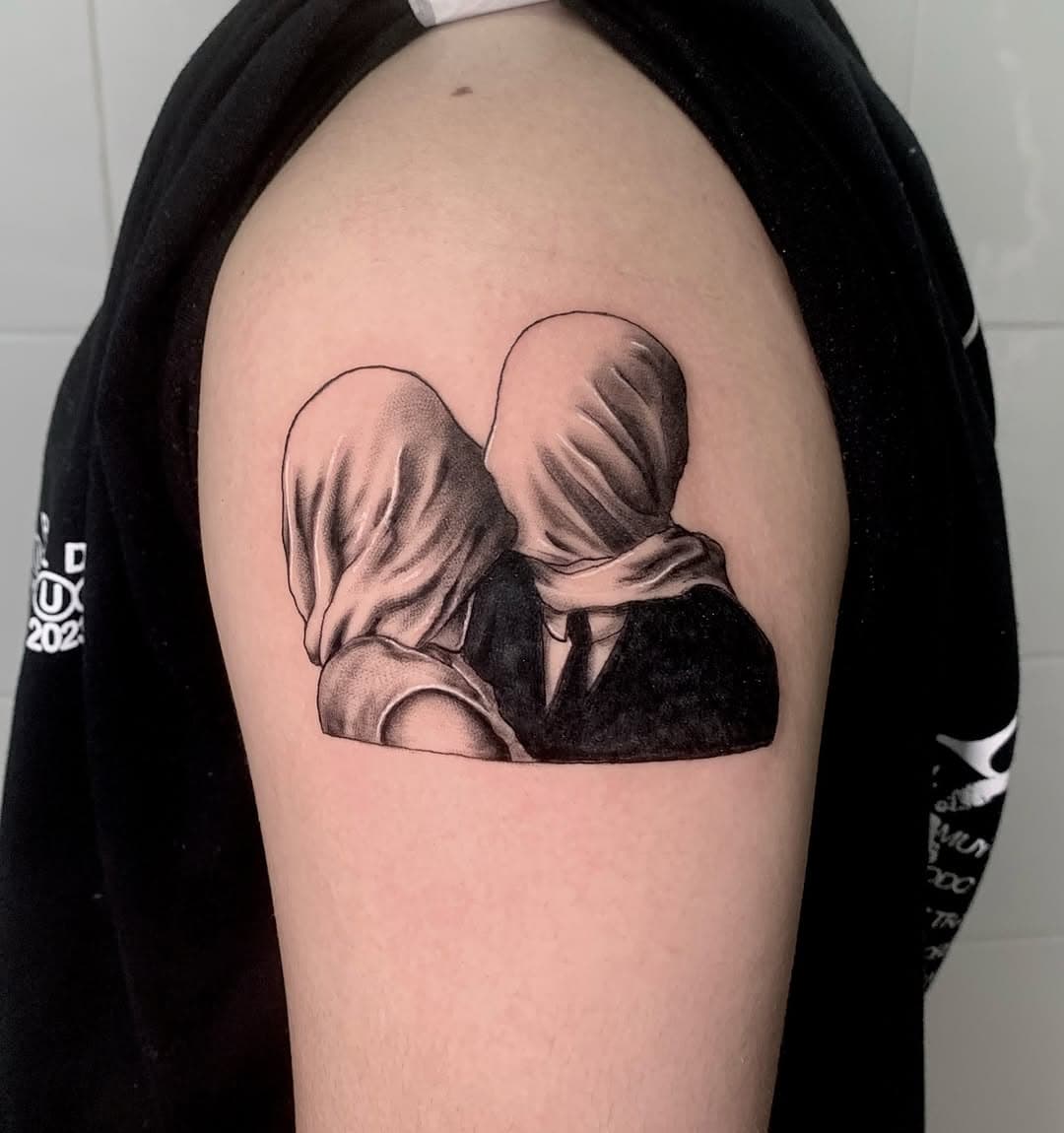 Los Amantes de Magritte para Indira, gracias!! Siempre en @lacosanostratattoo #magritte #losamantes #lesamants #renemagritte #blackandgrey #blackandgreytattoo