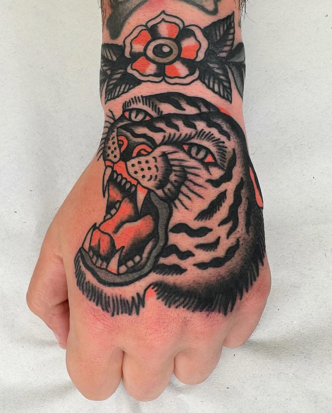 @unitytattoogranada gracias Christian 😁🖤
#traditionaltattoo #handtattoo #tigertattoo #granadatattoo #belgiumtattoo