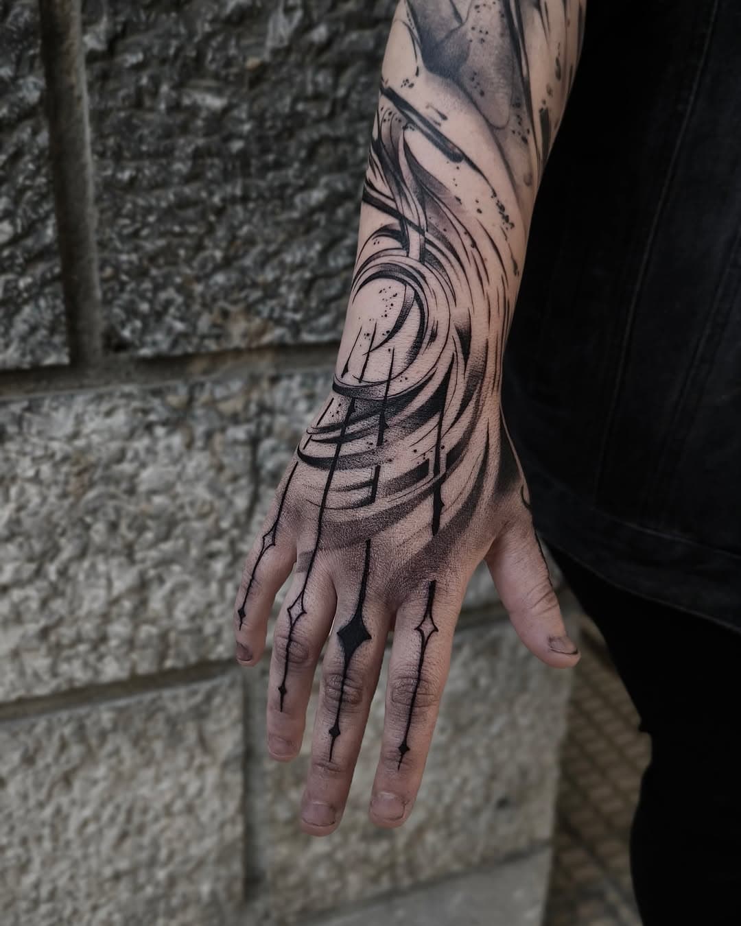 Ayer tatué la mano de mi compi @cactustattoo_ 👋🏻
fusionandolo con el tattoo de @lalocadelosjatos ✨
➡️para ver el NUEVO disponible➡️
•
hecho en @threelinestattoo 
•
•
•
#tattooblackwork #blackwork #blacktattoo #blackworkers #darktattoo #dark #darkornamental #brutaltattoo #moontattoo #handtattoo #abstractart #abstracttattoo #bilbao #bilbaotattoo #tattoobilbao