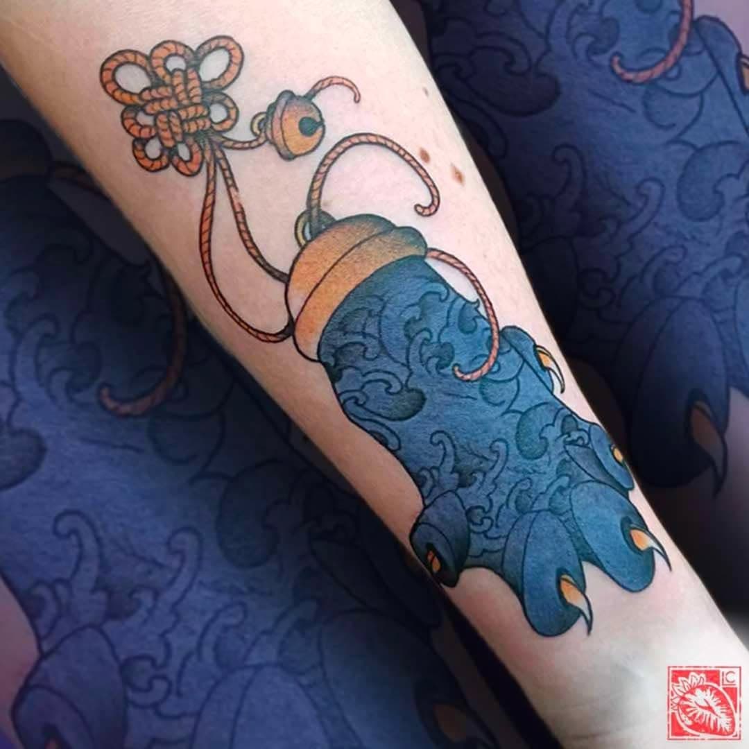 Flash patoune japonisante de Charlotte adopté par l'incroyable Virginie 💙

#japonesetattoo #neotraditionaltattoos #neotraditionaleurope #neotradfrance #neotraditionaltattooers #colortattoo #tattooedgirls #flashtattoos #igersgrandest #igersnancy #igersmetz #nancyville #nancytattoo